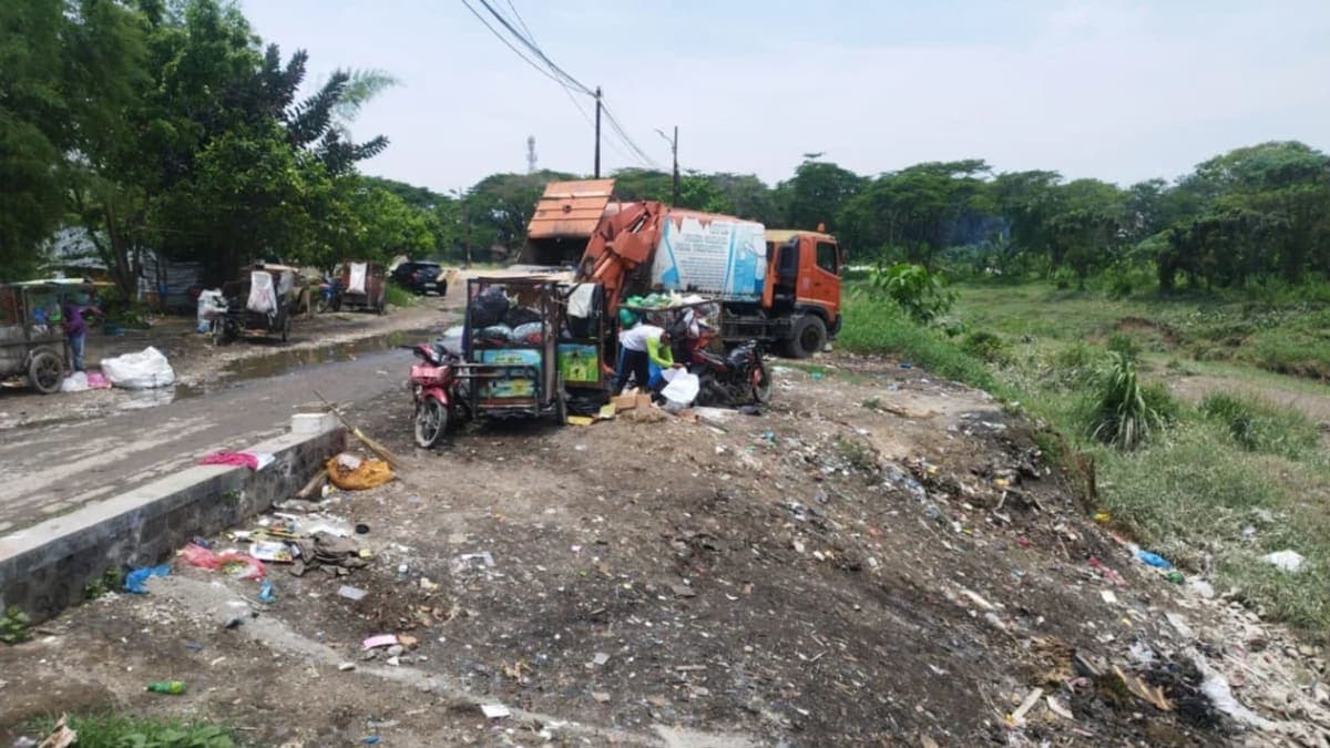 Gerak Cepat! Camat Medan Johor Benahi Sampah di Inspeksi Kanal