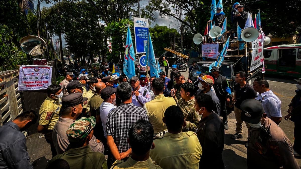 SUMUT GELAP !!! Massa DPN Kembali Mengamuk di Kantor PLN Wilayah, Desak Kepastian Soal Kompensasi Blackout