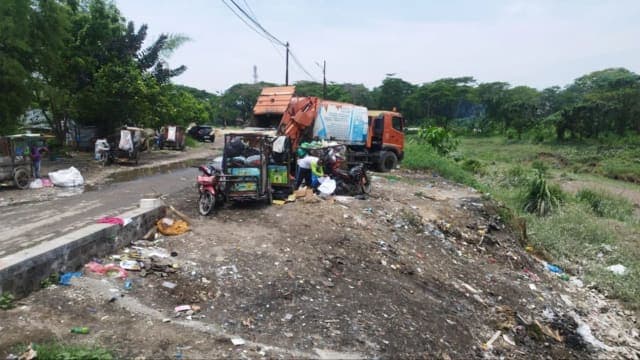 Gerak Cepat! Camat Medan Johor Benahi Sampah di Inspeksi Kanal
